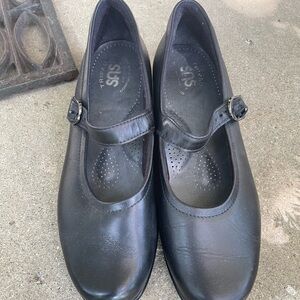 SAS USA made. Tripad constructed footbed. Mary Jane’s. Like new. Black size 8.5M